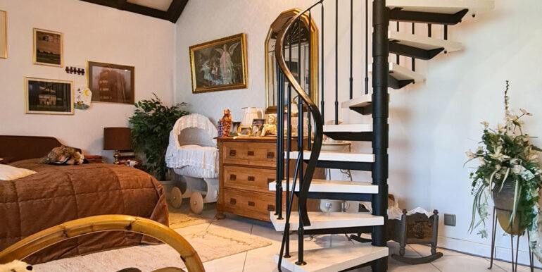 Schlafzimmer mit Treppe zur Galerie OG