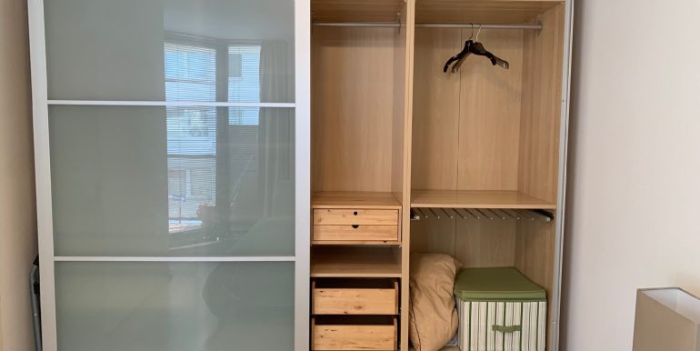 großer Kleiderschrank