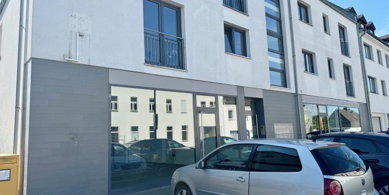 Fensterfront u Parkplätze