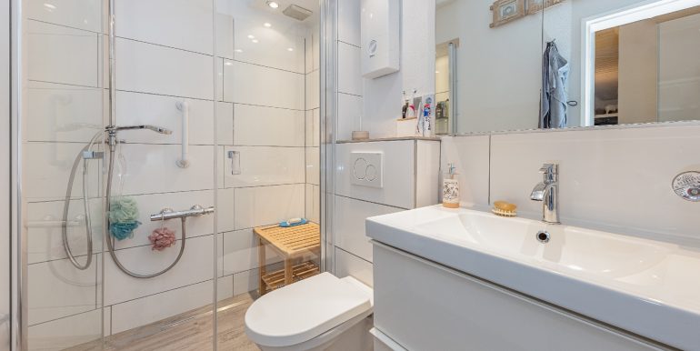 modernes Duschbadezimmer