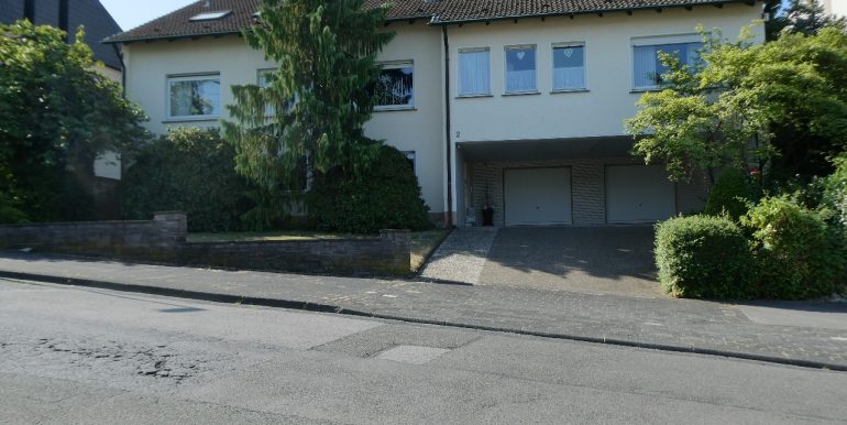 Hausvorderseite mit Zufahrt
