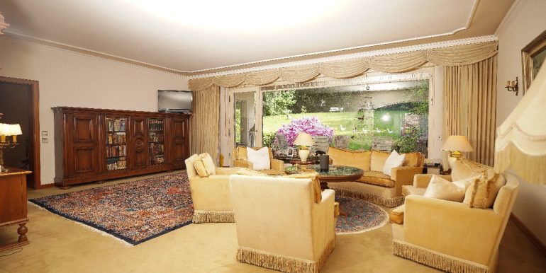 Wohnzimmer mit gr. Fensterfront