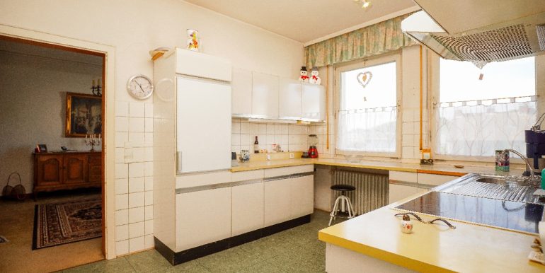 Küche mit Durchgang zum Esszimmer