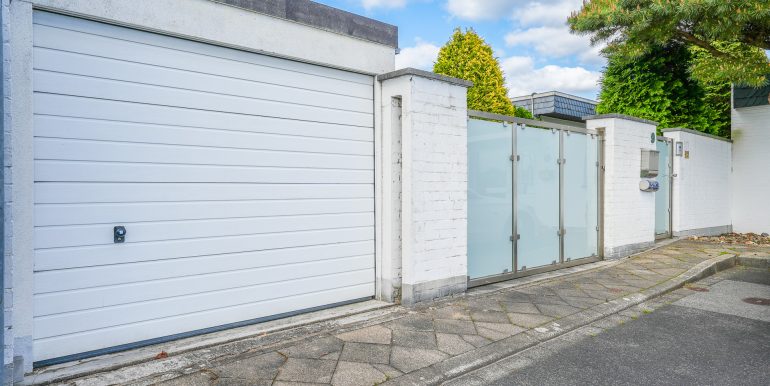 2 Garage und Rolltor