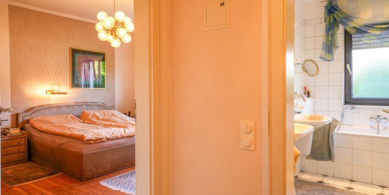 Blick in´s Schlafzimmer _ Badezimmer