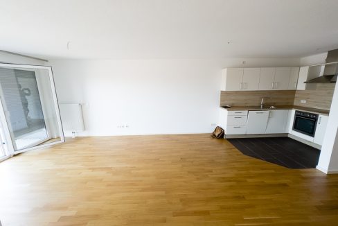 Wohnbereich mit Küche und Balkonzugang
