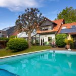 Genießen Sie entspannte Sommertage am großzügigen Pool – ein echtes Highlight für die ganze Familie.