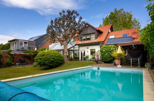 Genießen Sie entspannte Sommertage am großzügigen Pool – ein echtes Highlight für die ganze Familie.