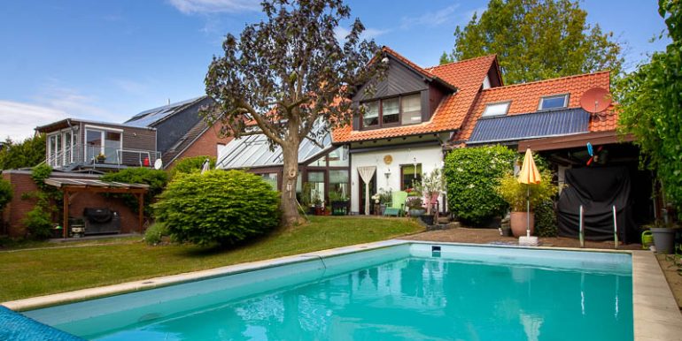 Genießen Sie entspannte Sommertage am großzügigen Pool – ein echtes Highlight für die ganze Familie.
