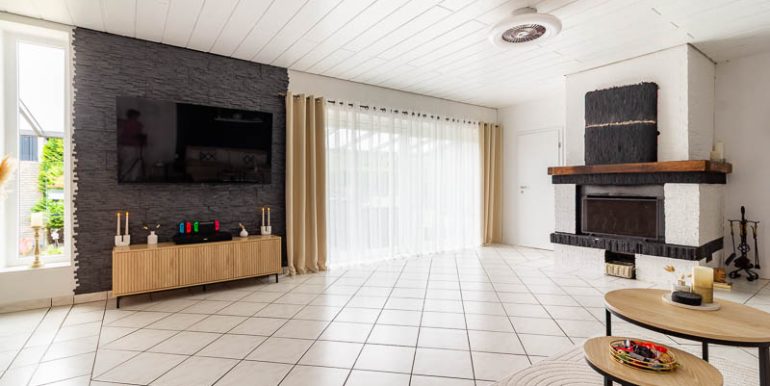 Behagliche Atmosphäre: Der Kamin schafft Wärme und Charakter im modernen Wohnambiente.