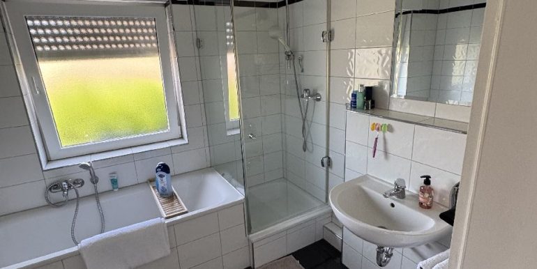 Badezimmer mit Wanne u. Dusche