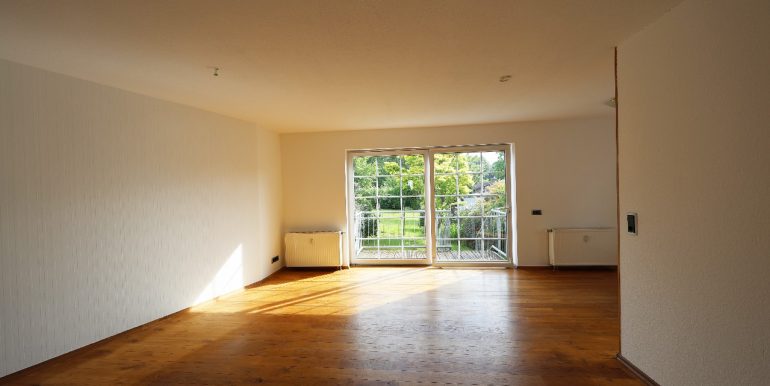EG: Wohnraum mit angrenzender Küch