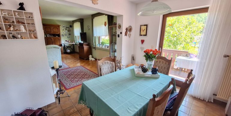 Esszimmer mit Blick ins Wohnzimmer EG