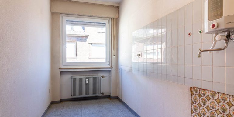 Perfekt geeignet für Ihre individuelle Traumküche - lichtdurchflutete Küche mit Blick nach draußen.
