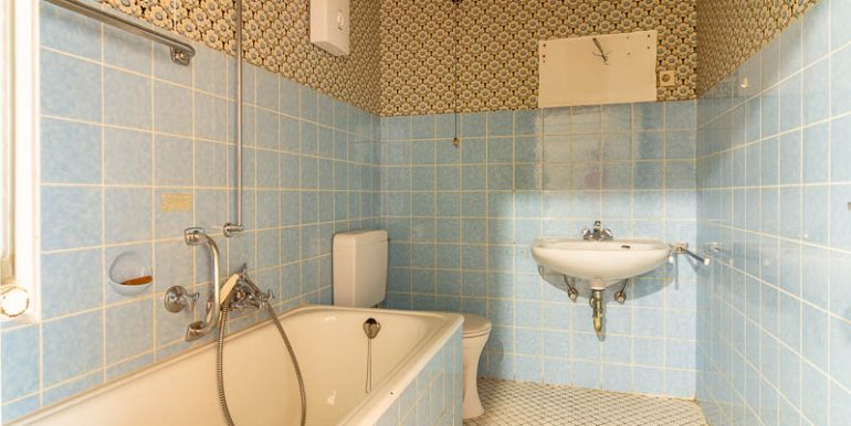 Charmantes Retro-Badezimmer – bereit für Ihre Modernisierungsideen.