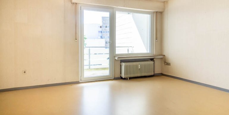 Großzügiger Wohnbereich mit Zugang zum Balkon – viel Licht und Raum für kreative Ideen.