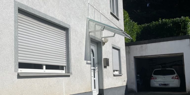 Eingang ELW mit großer Garage