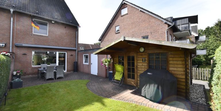 Gartenansicht und Rückfront Haus