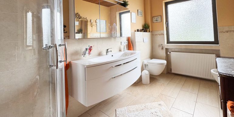 Badezimmer (OG)