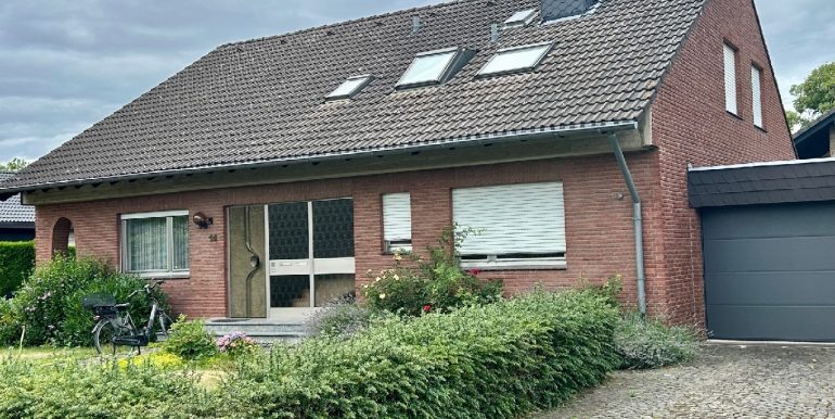Ansicht mit Garage
