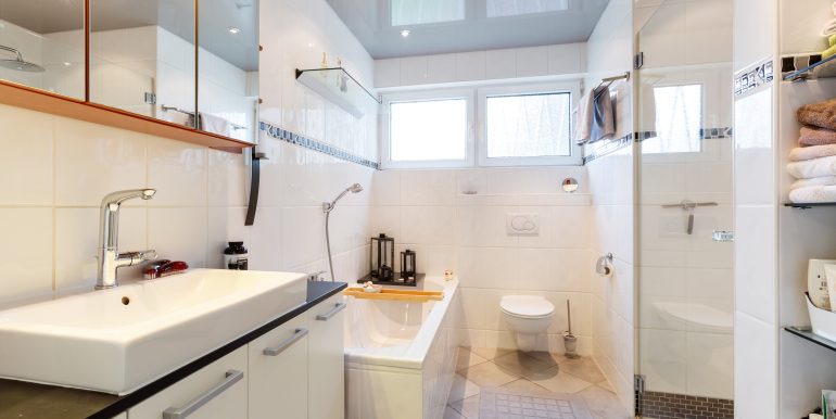 Bad mit Dusche und Wanne
