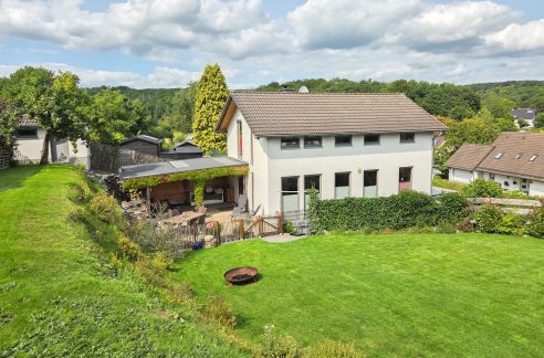Blick vom Garten zum Haus