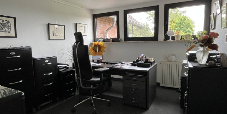 Büro (vor der Küche gelegen)