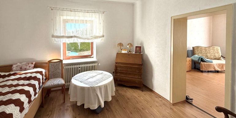 EG Ankleide/Büro/SZ