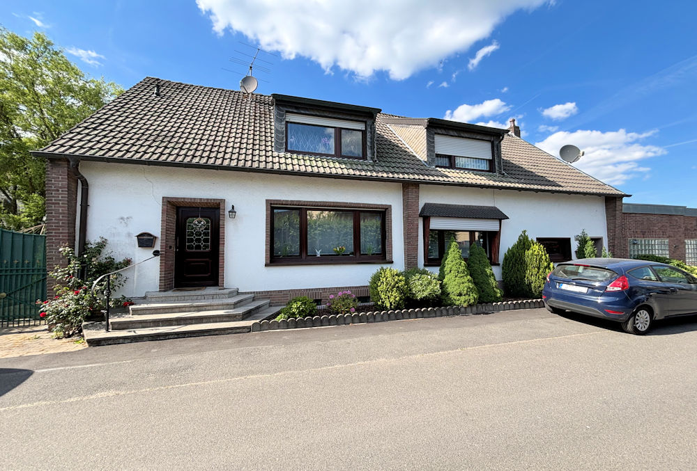 Zwei Doppelhaushälften mit 3 Garagen und Werkstatt – eine wird frei, eine ist solide vermietet.