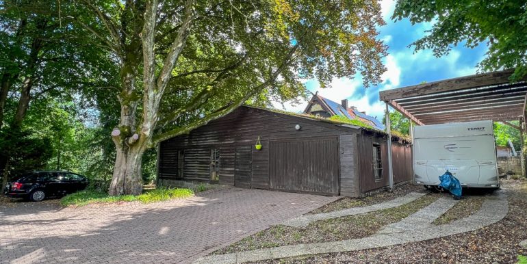 Garage und Stellplatz