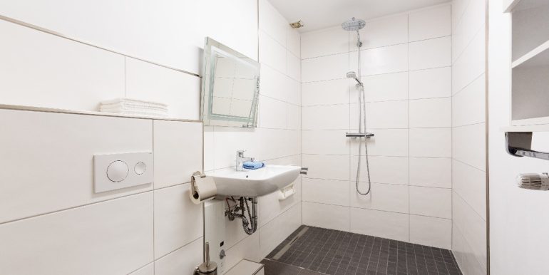 modernisiertes Duschbad im EG