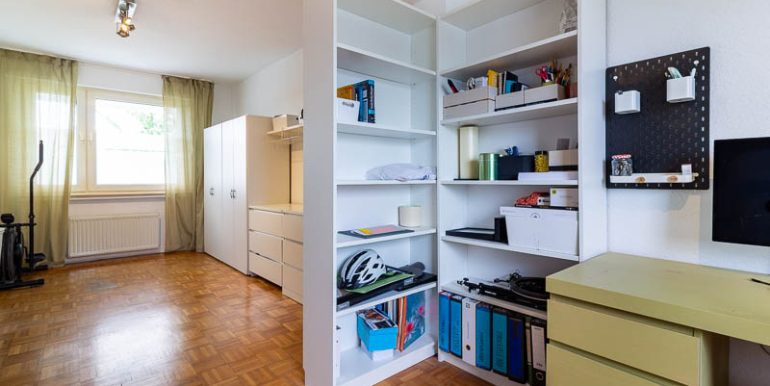 Freundliches Kinderzimmer mit Platz zum Spielen und Lernen.