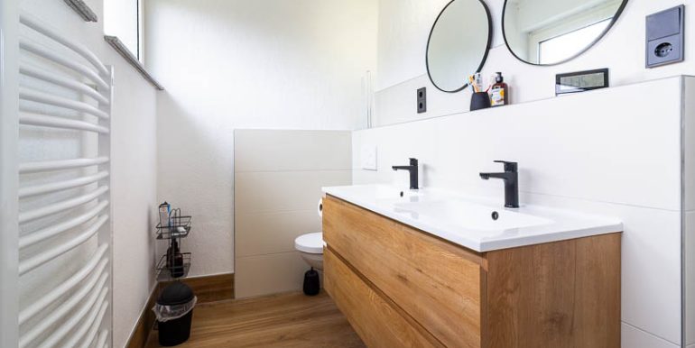 Das kernsanierte Badezimmer – moderne Ausstattung in jeder Ecke.