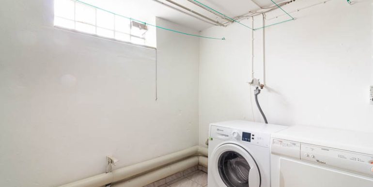 Separate Waschküche mit viel Platz für Geräte und Ordnung.