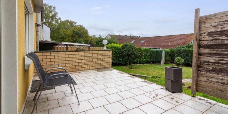 Über die Terrasse direkt in den sonnigen Garten – ideal für entspannte Stunden.