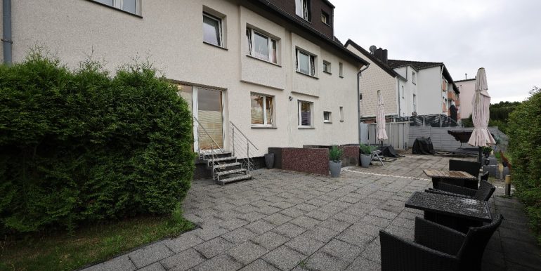 Rückansicht mit Terrassen