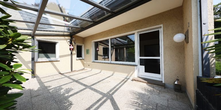 überdachte Terrasse am Wohnzimmer