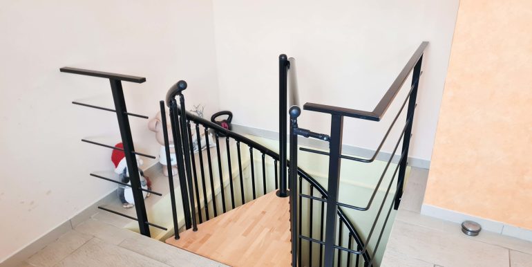Zimmer EG mit Wendeltreppe zum UG