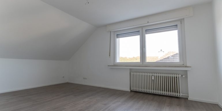 Schlafzimmer mit mod. Bodenbelag