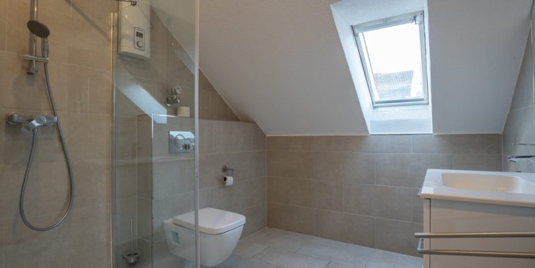 Modernes Bad mit Dusche
