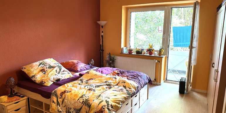 Schlafzimmer mit Balkonzugang