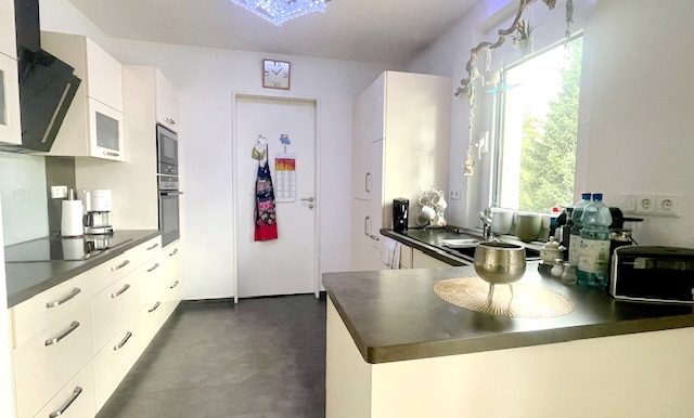 Einbauküche mit Zugang zum Abstellraum