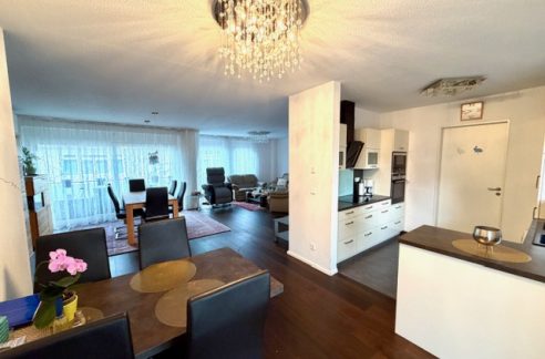 Wohn-/Essbereich mit offener Küche (mit Einbau)