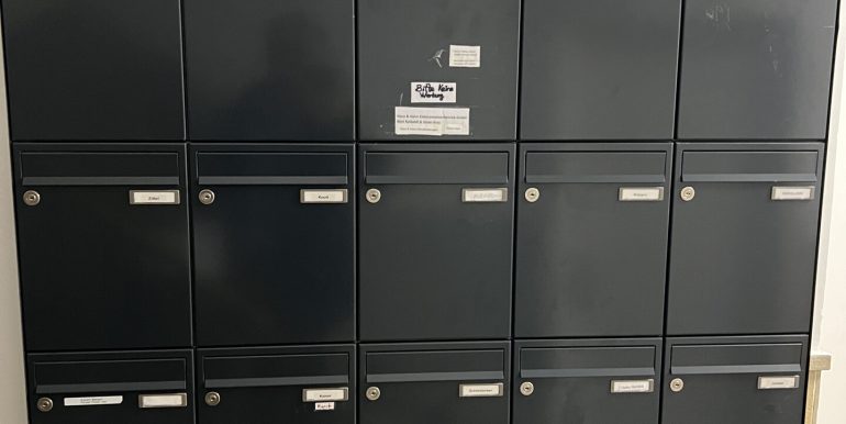 Erneuerte Briefkastenanlage