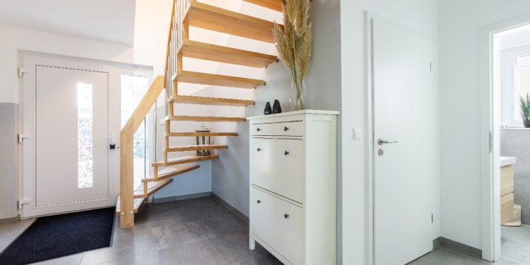 Diele mit Holztreppe