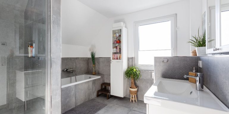 Bad mit Wanne und Dusche