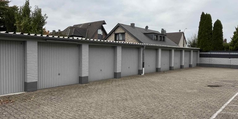 ...gepflasterten Garagenhof...