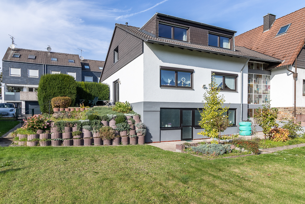 Großzügiges Einfamilienhaus (DHH) auch als Mehrgenerationenhaus nutzbar!
