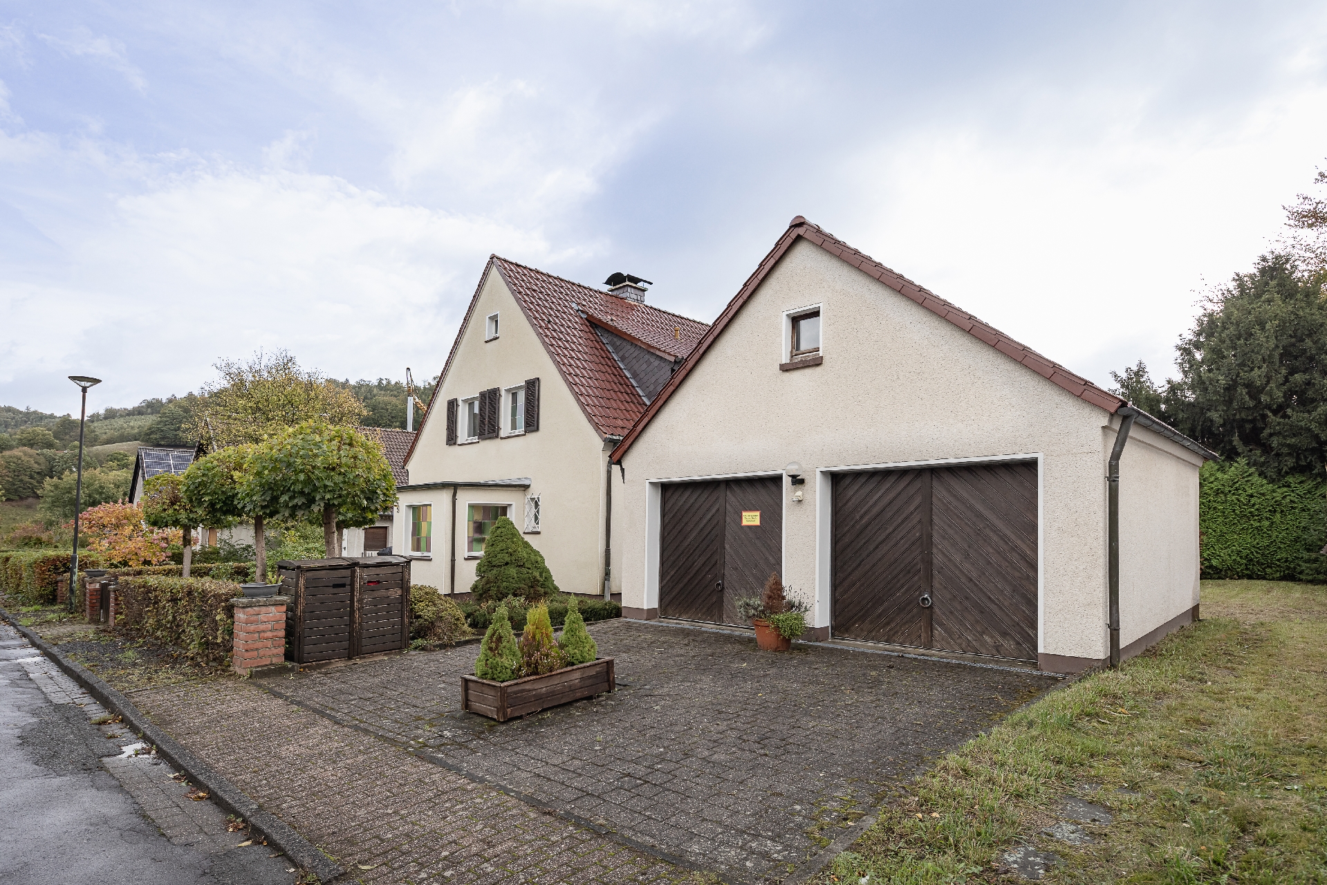 Platz für Wohnen, Arbeiten und Generationen: Freistehendes Zweifamilienhaus mit Doppelgarage
