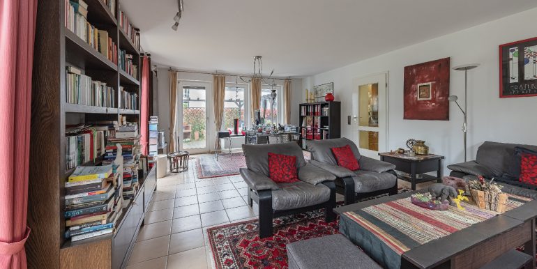 großzügiges Wohnzimmer mit Terrassenzugang